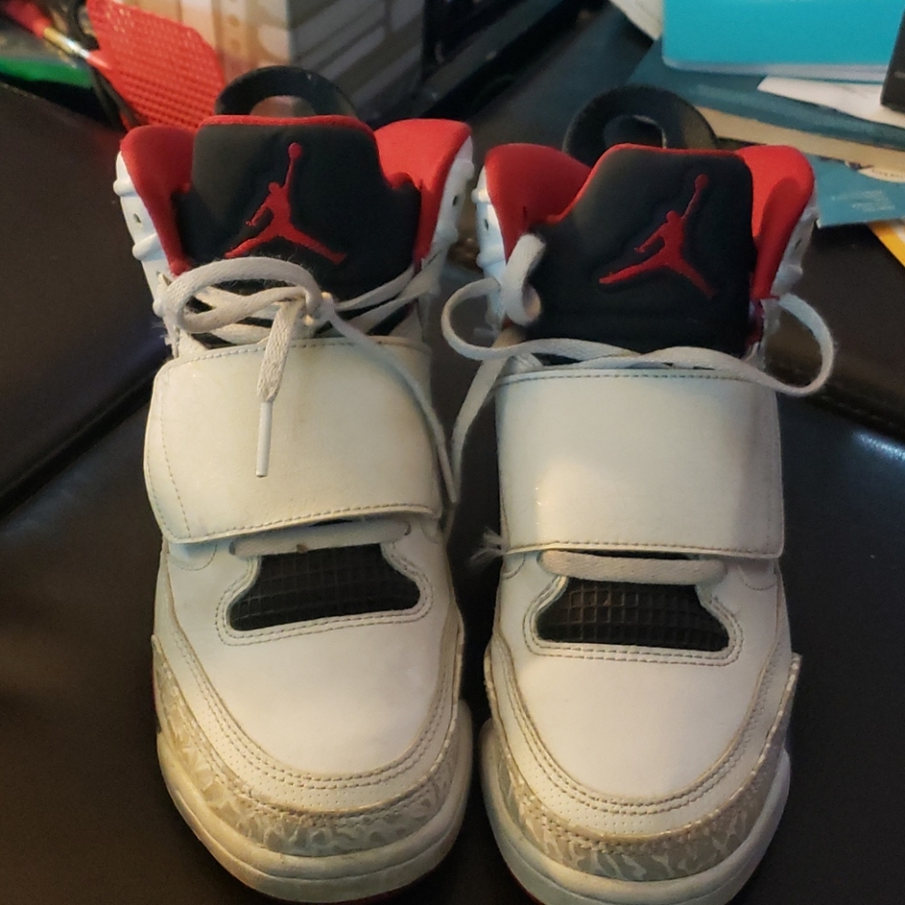 Boys jordans size 4